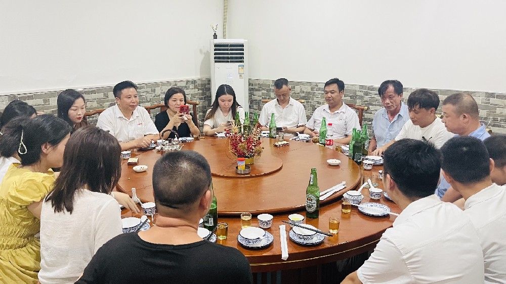 有酒有肉，不問(wèn)世事，滿(mǎn)心歡喜